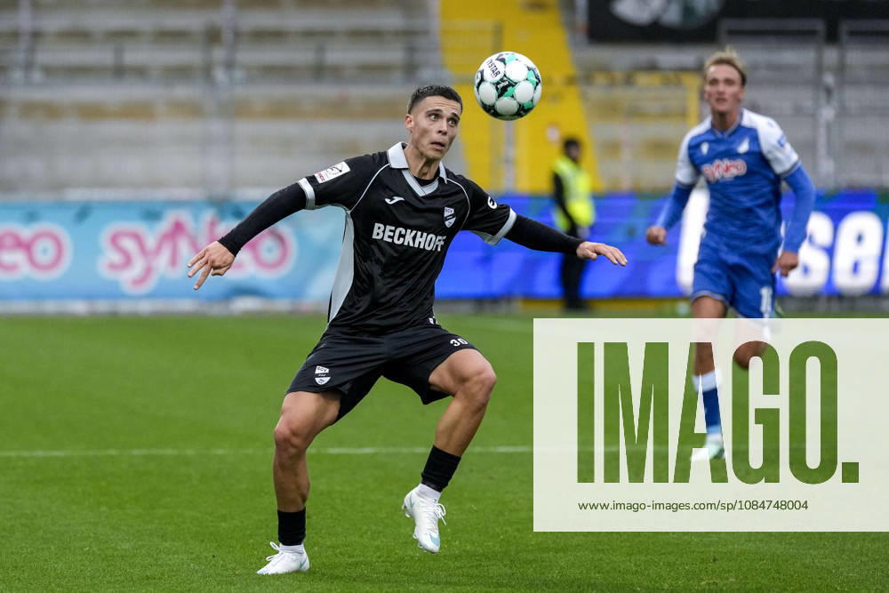 Almin Mesanovic Verl, 30, with the ball, cutout, full-body, single image, single photo, action, 18 10 2026, Sinsheim, Germany, soccer, 3rd Division, TSG 1899 Hoffenheim II vs. SC Verl, DFB and DFL regulations prohibit any use of photographs as image sequences and or quasi-video