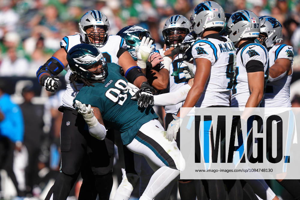PHILADELPHIA, PA - OCTOBER 18: Carolina Panthers offensive lineman Robert Hunt (50) grabs Philadelphia Eagles defensive lineman Jalen Carter (98) in the second half during the game between the Carolina Panthers and Philadelphia Eagles on October 18, 2026 at Lincoln Financial Field in Philadelphia, PA. (Photo by Kyle Ross Icon Sportswire) NFL, American Football Herren, USA OCT 18 Panthers at Eagles Icon26101835