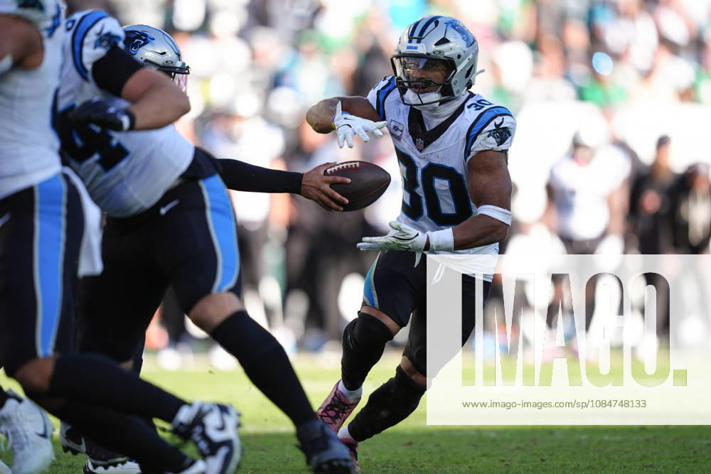 PHILADELPHIA, PA - OCTOBER 18: Carolina Panthers running back Chuba Hubbard (30) receives a handoff for a touchdown in the second half during the game between the Carolina Panthers and Philadelphia Eagles on October 18, 2026 at Lincoln Financial Field in Philadelphia, PA. (Photo by Kyle Ross Icon Sportswire) NFL, American Football Herren, USA OCT 18 Panthers at Eagles Icon26101837