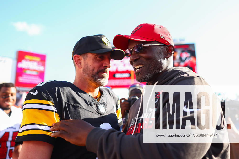 Tampa Bay Buccaneers head coach TODD BOWLES and Pittsburgh Steelers quarterback AARON RODGERS (8) after an NFL, American Football Herren, USA football game between the Pittsburgh Steelers and the Tampa Bay Buccaneers on Sunday, October 18, 2026, at Raymond James Stadium in Tampa, Florida. Tampa USA - ZUMAs335 20261018_znp_s335_037