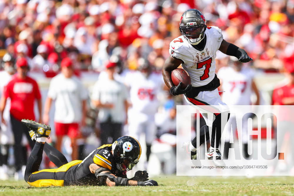 Tampa Bay Buccaneers running back BUCKY IRVING (7) escapes Pittsburgh Steelers linebacker NICK HERBIG (51) during an NFL, American Football Herren, USA football game between the Pittsburgh Steelers and the Tampa Bay Buccaneers on Sunday, October 18, 2026, at Raymond James Stadium in Tampa, Florida. NFL 2026: Pittsburgh Steelers 26:19 Tampa Bay Buccaneers - ZUMAs335 20261018_znp_s335_024