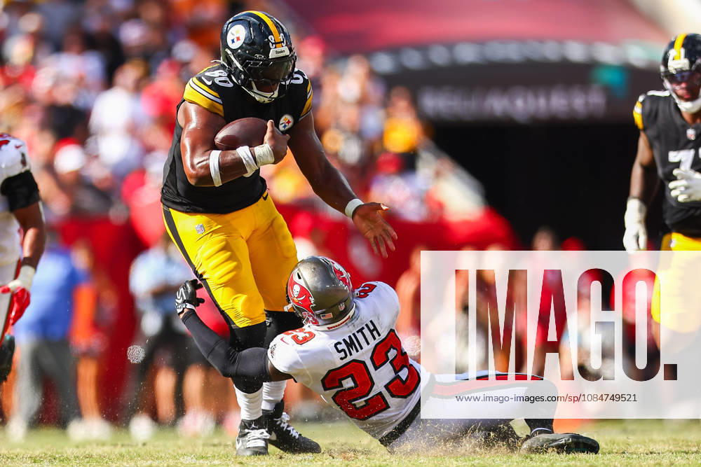 Pittsburgh Steelers tight end DARNELL WASHINGTON (80) is tackled by Tampa Bay Buccaneers safety TYKEE SMITH (23) during an NFL, American Football Herren, USA football game between the Pittsburgh Steelers and the Tampa Bay Buccaneers on Sunday, October 18, 2026, at Raymond James Stadium in Tampa, Florida. NFL 2026: Pittsburgh Steelers 26:19 Tampa Bay Buccaneers - ZUMAs335 20261018_znp_s335_032