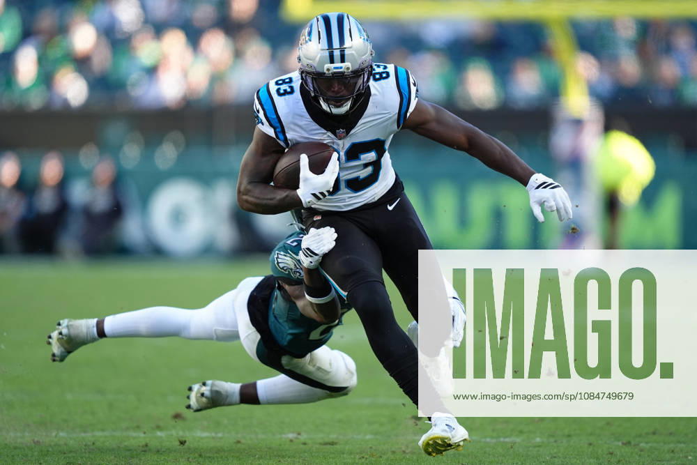 PHILADELPHIA, PA - OCTOBER 18: Carolina Panthers wide receiver David Moore (83) carries the ball on a reception in the second half during the game between the Carolina Panthers and Philadelphia Eagles on October 18, 2026 at Lincoln Financial Field in Philadelphia, PA. (Photo by Kyle Ross Icon Sportswire) NFL, American Football Herren, USA OCT 18 Panthers at Eagles Icon26101847