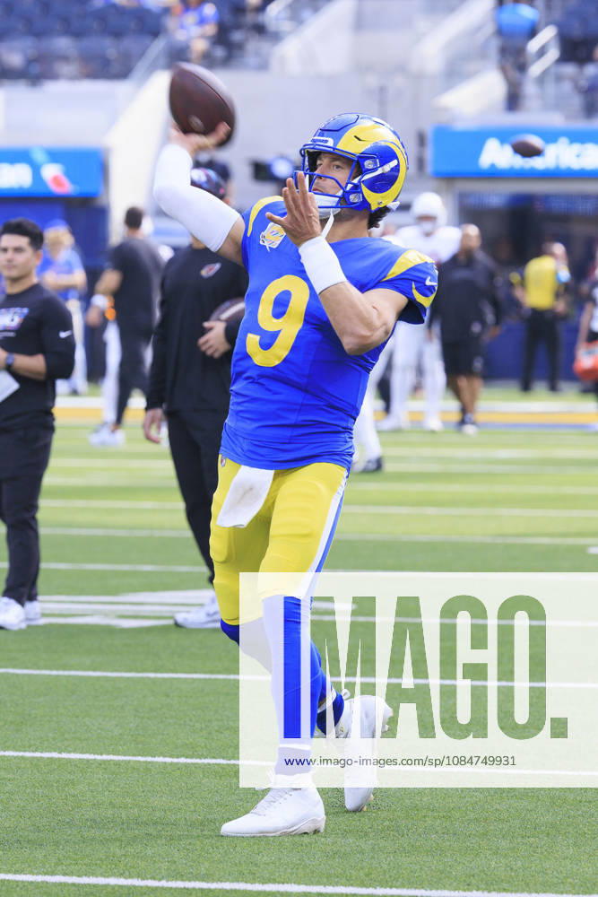 9 Matthew Stafford, QB of the Los Angeles Rams warms up during the pregame of their regular NFL, American Football Herren, USA season game against the Arizona Cardinals on Sunday October 18, 2026 at SoFi Stadium in Inglewood, California. ARIANA RUIZ PI Inglewood USA - ZUMAp124 20261018_zaa_p124_026