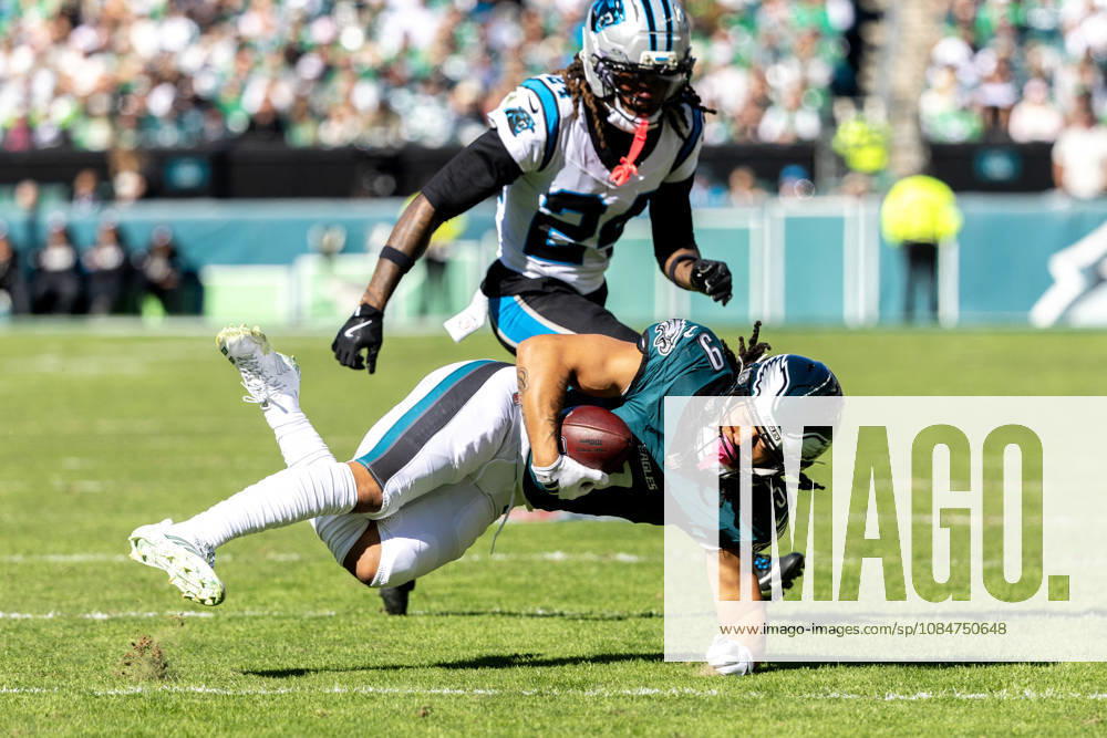 Philadelphia Eagles wide receiver Makai Lemon (9) receives a pass at the 12 yard line followed by Carolina Panthers cornerback Will Lee III (24) during the second quarter of NFL, American Football Herren, USA action at Lincoln Financial Field in Philadelphia, Pennsylvania on Sunday, October 18, 2016. PHI20261018022 LAURENCExKESTERSON