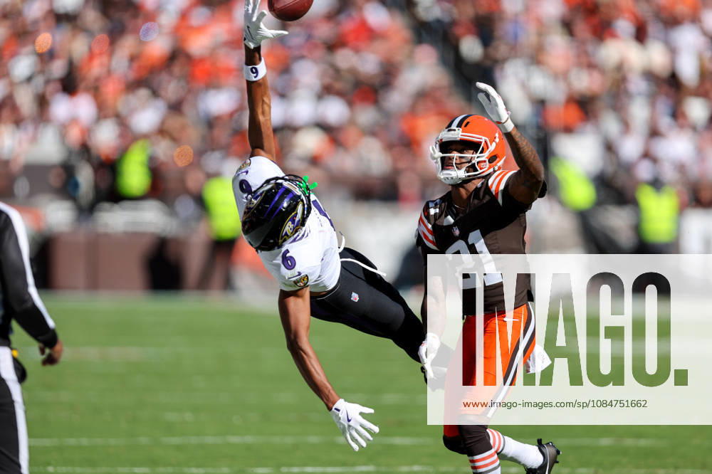 CLEVELAND, OH - OCTOBER 18: Baltimore Ravens wide receiver Ja kobi Lane (6) attempts a 1-handed catch as Cleveland Browns cornerback Denzel Ward (21) defends during the second quarter of the National Football League game between the Baltimore Ravens and Cleveland Browns on October 18, 2026, at Huntington Bank Field in Cleveland, OH. (Photo by Frank Jansky Icon Sportswire) NFL, American Football Herren, USA OCT 18 Ravens at Browns Icon261018032
