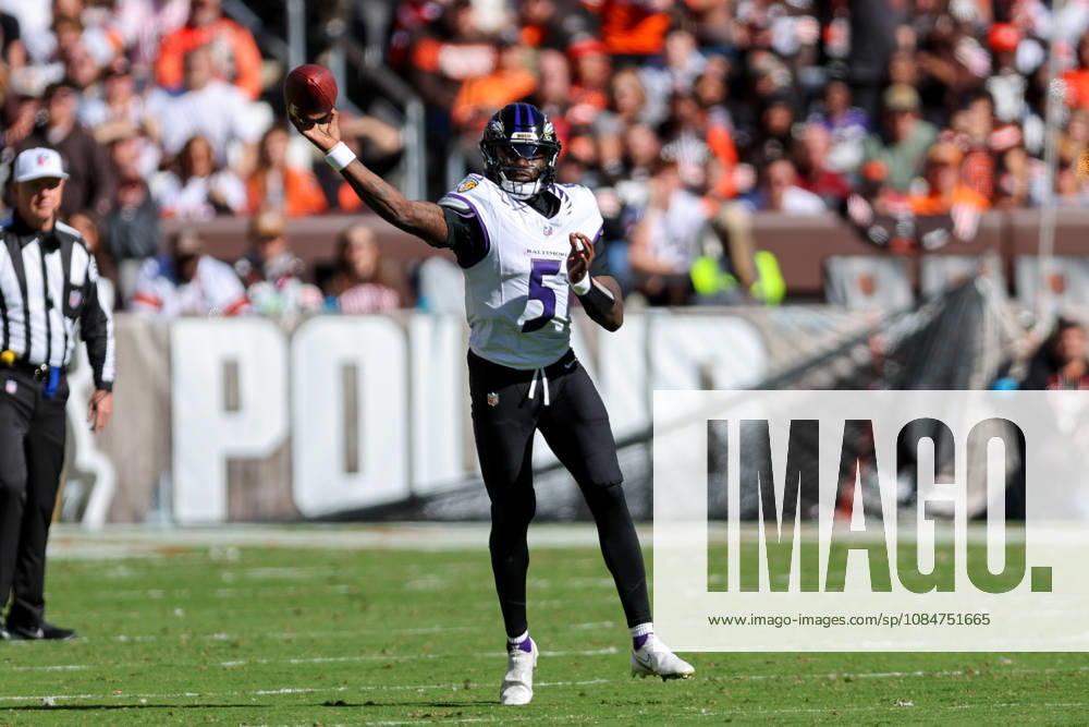 CLEVELAND, OH - OCTOBER 18: Baltimore Ravens quarterback Tyler Huntley (5) throws a pass during the second quarter of the National Football League game between the Baltimore Ravens and Cleveland Browns on October 18, 2026, at Huntington Bank Field in Cleveland, OH. (Photo by Frank Jansky Icon Sportswire) NFL, American Football Herren, USA OCT 18 Ravens at Browns Icon261018033