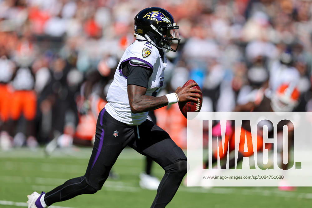 CLEVELAND, OH - OCTOBER 18: Baltimore Ravens quarterback Tyler Huntley (5) runs the football during the first quarter of the National Football League game between the Baltimore Ravens and Cleveland Browns on October 18, 2026, at Huntington Bank Field in Cleveland, OH. (Photo by Frank Jansky Icon Sportswire) NFL, American Football Herren, USA OCT 18 Ravens at Browns Icon261018043