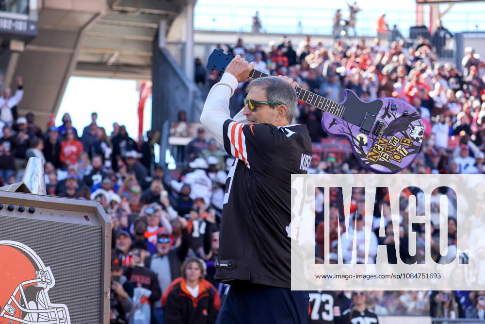 CLEVELAND, OH - OCTOBER 18: Cleveland Browns Legend quarterback Bernie Kosar smashes a Baltimore Ravens-themed guitar to hype up the crowd prior to the National Football League game between the Baltimore Ravens and Cleveland Browns on October 18, 2026, at Huntington Bank Field in Cleveland, OH. (Photo by Frank Jansky Icon Sportswire) NFL, American Football Herren, USA OCT 18 Ravens at Browns Icon261018045