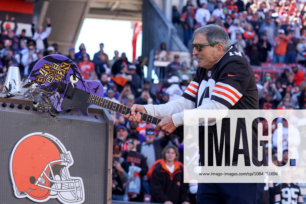 CLEVELAND, OH - OCTOBER 18: Cleveland Browns Legend quarterback Bernie Kosar smashes a Baltimore Ravens-themed guitar to hype up the crowd prior to the National Football League game between the Baltimore Ravens and Cleveland Browns on October 18, 2026, at Huntington Bank Field in Cleveland, OH. (Photo by Frank Jansky Icon Sportswire) NFL, American Football Herren, USA OCT 18 Ravens at Browns Icon261018046