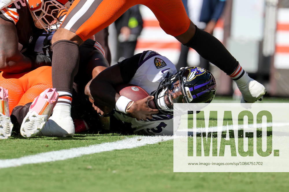CLEVELAND, OH - OCTOBER 18: Baltimore Ravens quarterback Tyler Huntley (5) is tackled short of the goal line during the first quarter of the National Football League game between the Baltimore Ravens and Cleveland Browns on October 18, 2026, at Huntington Bank Field in Cleveland, OH. (Photo by Frank Jansky Icon Sportswire) NFL, American Football Herren, USA OCT 18 Ravens at Browns Icon261018048
