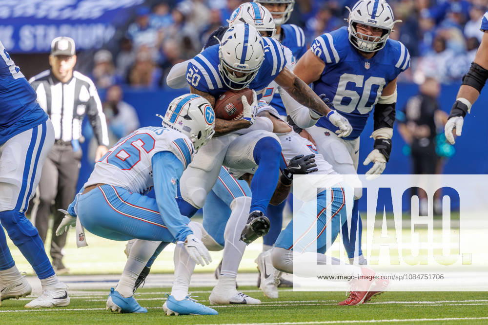 Indianapolis, Indiana, U.S: Indianapolis Colts running back Seth McGowan (20) carries the ball during the game between the Tennessee Titans and the Indianapolis Colts at Lucas Oil Stadium, Indianapolis, Indiana. NFL, American Football Herren, USA 2026 Titans 26-20 Colts - ZUMAs304 20261018_zaf_s304_014