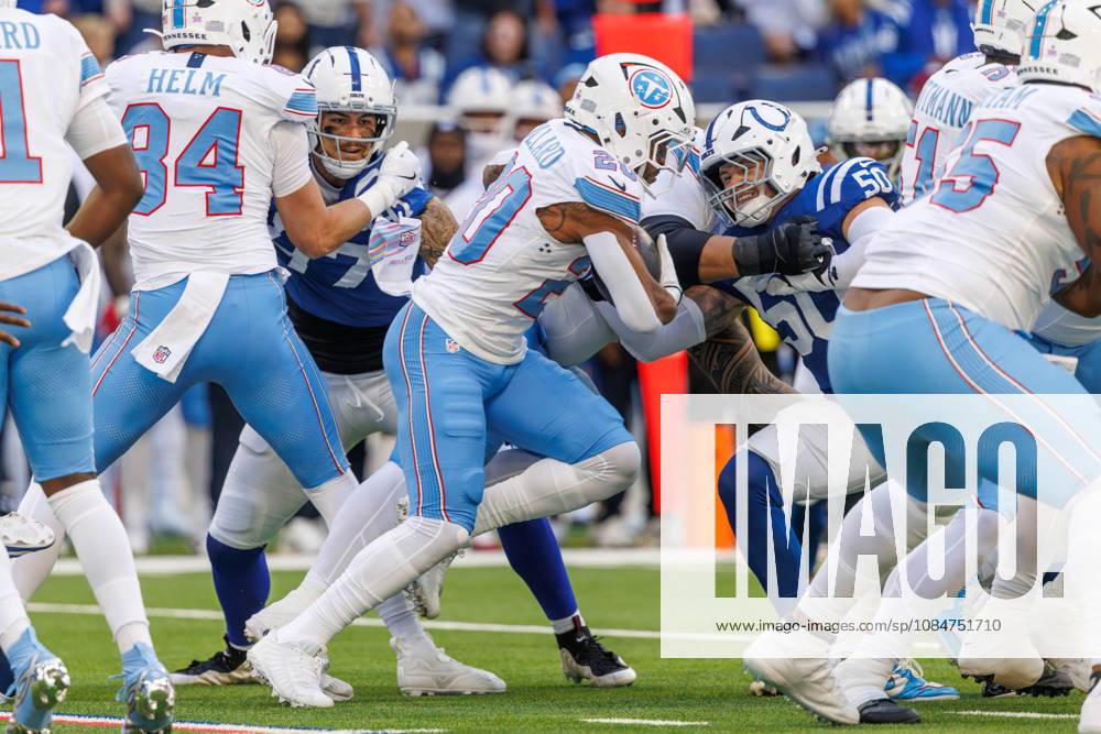 Indianapolis, Indiana, U.S: Tennessee Titans running back Tony Pollard (20) carries the ball during the game between the Tennessee Titans and the Indianapolis Colts at Lucas Oil Stadium, Indianapolis, Indiana. NFL, American Football Herren, USA 2026 Titans 26-20 Colts - ZUMAs304 20261018_zaf_s304_017