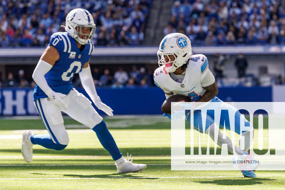 Indianapolis, Indiana, U.S: Tennessee Titans wide receiver Wan Dale Robinson (4) grabs a pass in front of Indianapolis Colts safety Camryn Bynum (0) during the game between the Tennessee Titans and the Indianapolis Colts at Lucas Oil Stadium, Indianapolis, Indiana. NFL, American Football Herren, USA 2026 Titans 26-20 Colts - ZUMAs304 20261018_zaf_s304_021