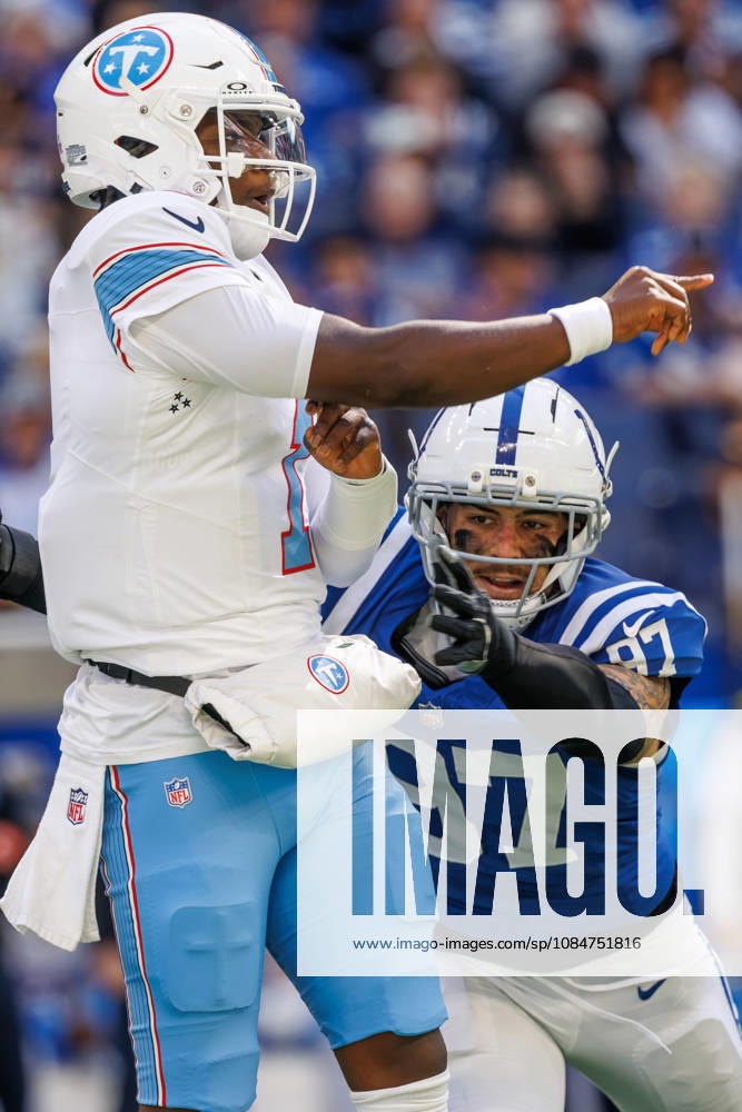 Indianapolis, Indiana, U.S: Tennessee Titans quarterback Cam Ward (1) is hit by Indianapolis Colts defensive lineman Laiatu Latu (97) as he gets rid of the ball during the game between the Tennessee Titans and the Indianapolis Colts at Lucas Oil Stadium, Indianapolis, Indiana. NFL, American Football Herren, USA 2026 Titans 26-20 Colts - ZUMAs304 20261018_zaf_s304_035