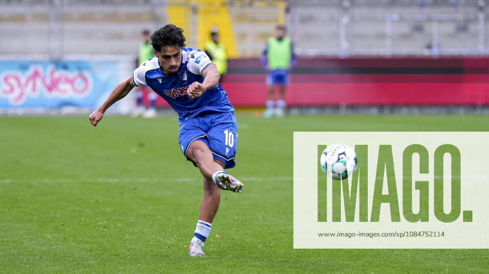 Yasin Zor TSG II, 10, on the ball, isolated figure, full-body shot, single frame, single photo, action, 18 10 2026, Sinsheim, Germany, soccer, 3rd Division, TSG 1899 Hoffenheim II vs. SC Verl, DFB and DFL regulations prohibit any use of photographs as image sequences and or quasi-video