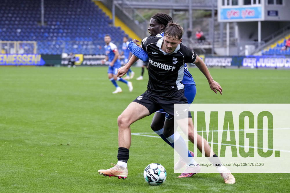 V li Nick Seidel Verl, 5, Blessing Makanda TSG II, 17, tackle, game scene, duel, tackle, tackling, dynamism, action, 18 10 2026, Sinsheim, Germany, soccer, 3rd Division, TSG 1899 Hoffenheim II vs. SC Verl, DFB and DFL regulations prohibit any use of photographs as image sequences and or quasi-video