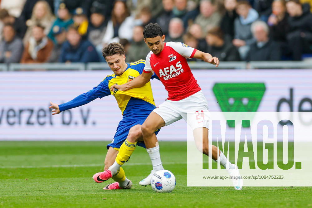 Morgan Costarelli of SC Cambuur, Ayoub Oufkir of AZ during the Eredivisie 2026 27 match between SC Cambuur and AZ Alkmaar at Kooi Stadium on October 18, 2026 in Leeuwarden, Netherlands.