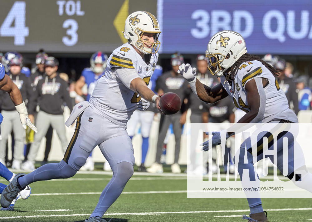 New Orleans Saints quarterback Tyler Shough (6) hands off to running back Alvin Kamara (41) against the New York Giants during a NFL, American Football Herren, USA game at MetLife Stadium in East Rutherford, New Jersey. CSM NFL 2026: Saints Vs Giants SEP 13 - ZUMAc04_ 20261018_zma_c04_146