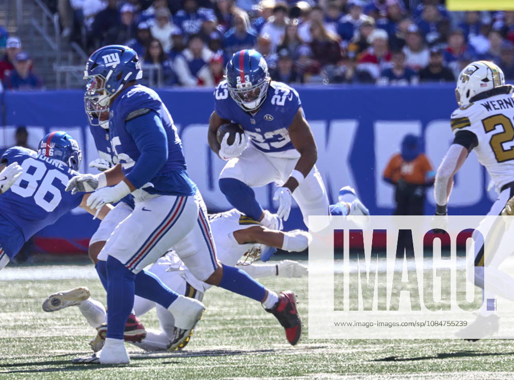 NFL, American Football Herren, USA 2026: Saints Vs Giants SEP 13 New York Giants running back Najee Harris (23) gets tripped up by New Orleans Saints safety Jonas Sanker (7) during a NFL game at MetLife Stadium in East Rutherford, New Jersey. Duncan Williams CSM (Credit Image: Duncan Williams Cal Media) East Rutherford New Jersey United States