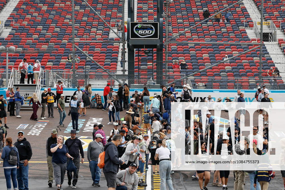 AVONDALE, AZ - OCTOBER 18: Fans gather on the start finish line before the NASCAR, Motorsport, USA Cup Series Playoffs Freeway Insurance 500 on October 18, 2026, at Phoenix Raceway in Avondale, AZ. (Photo by Kevin Abele Icon Sportswire) AUTO: OCT 18 NASCAR Cup Series Playoffs Freeway Insurance 500 Icon261018013500