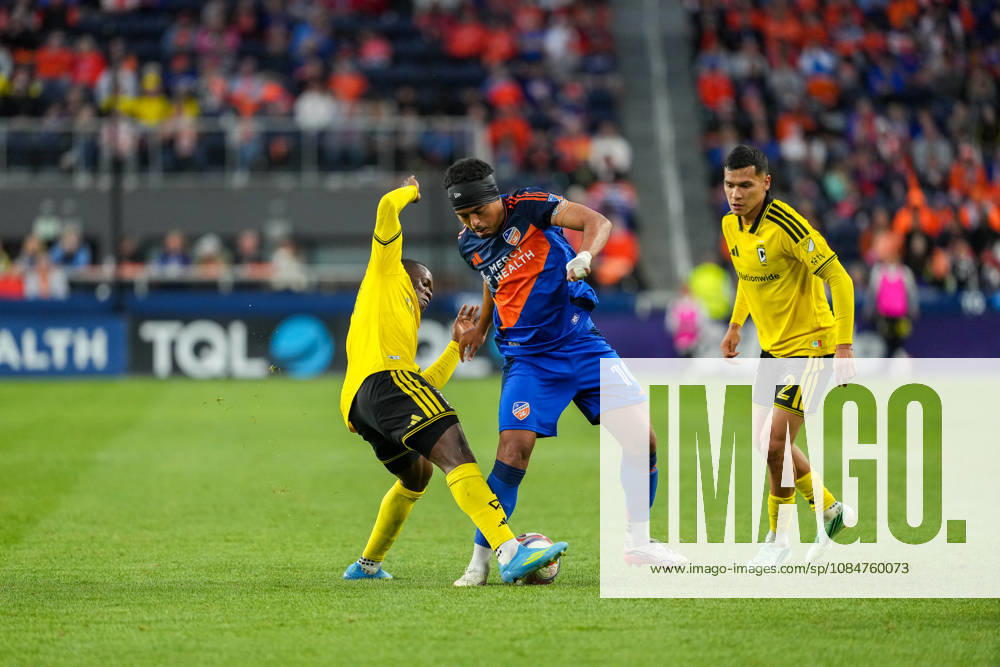 Columbus Crew midfielder Sekou Bangoura (17) reaches in to win the ball from FC Cincinnati midfielder Evander da Silva Ferreira (10) preventing an attack during an MLS, Fussball Herren, USA game at TQL Stadium Soccer 2026: FC Cincinnati Vs Columbus Crew - ZUMAt168 20261018_zsp_t168_018