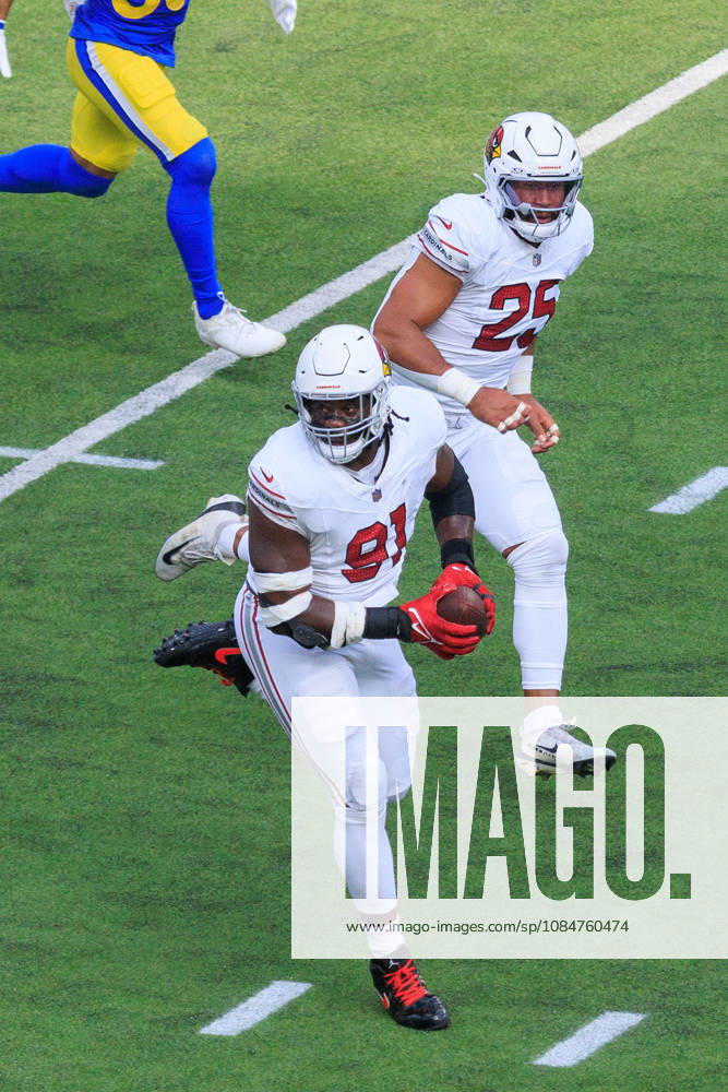 91 LJ Collier, DE of the Arizona Cardinals returns a fumble by 9 Matthew Stafford, QB on a two point conversion during a regular NFL, American Football Herren, USA game on Sunday October 18, 2026 at SoFi Stadium in Inglewood, California. Rams lose to Cardinals, 16-18. JAVIER ROJAS PI Rams Vs. Cardinals - ZUMAp124 20261018_zaa_p124_074