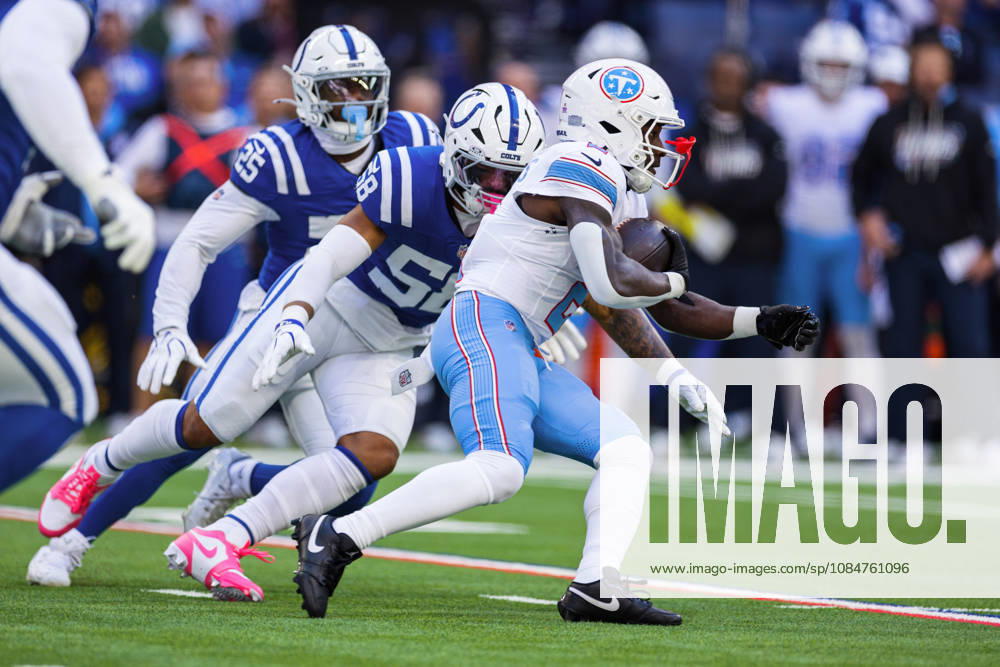 Oct 18, 2026; Indianapolis, IN, USA; Tennessee Titans running back Tyjae Spears (2) runs with he ball during NFL, American Football Herren, USA game action against the Indianapolis Colts at Lucas Oil Stadium. Mandatory Credit: -Cal Media Indianapolis USA - ZUMAc04_ 20261018_zma_c04_265