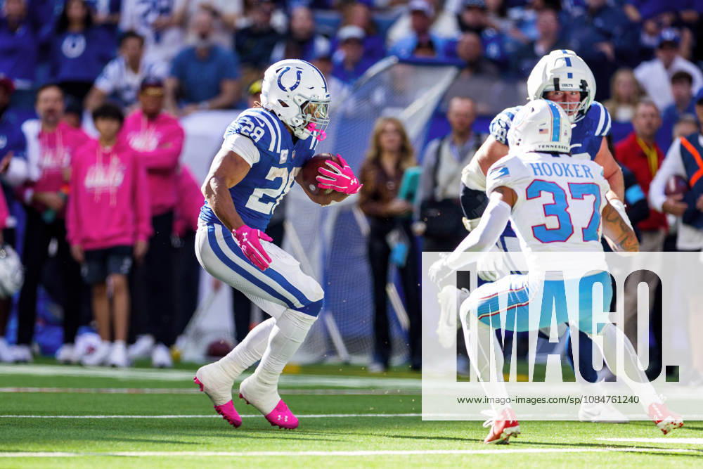 Oct 18, 2026; Indianapolis, IN, USA; Indianapolis Colts running back Jonathan Taylor (28) runs with the ball during NFL, American Football Herren, USA game action against the Tennessee Titans at Lucas Oil Stadium. Mandatory Credit: -Cal Media Indianapolis USA - ZUMAc04_ 20261018_zma_c04_334