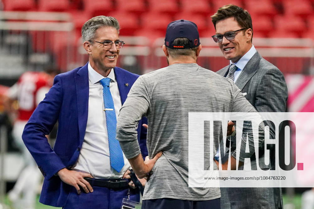 (L-R) Sportscaster Kevin Burkhardt, Chicago Bears quarterback Case Keenum, and broadcaster Tom Brady on the field before the game against the Atlanta Falcons at Mercedes-Benz Stadium. NFL, American Football Herren, USA Chicago Beras At Atlanta Falcons - ZUMAw109 20261018_fap_w109_002