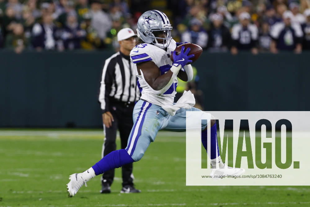GREEN BAY, WI - OCTOBER 18: Dallas Cowboys running back Javonte Williams (33) catches a pass during a game between the Green Bay Packers and the Dallas Cowboys on October 18, 2026 at Lambeau Field in Green Bay, WI. (Photo by Larry Radloff Icon Sportswire) NFL, American Football Herren, USA OCT 18 Cowboys at Packers Icon2610180985