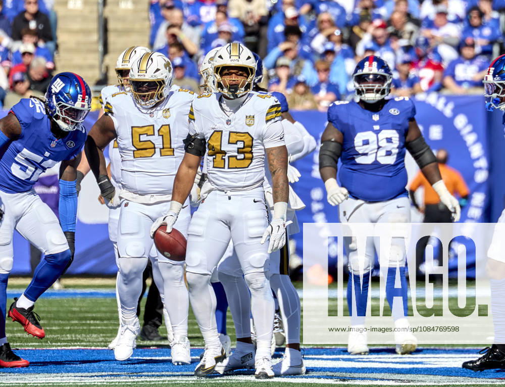 New Orleans Saints quarterback Tyler Shough (6) hands off to running back Alvin Kamara (41) against the New York Giants during a NFL, American Football Herren, USA game at MetLife Stadium in East Rutherford, New Jersey. CSM East Rutherford United States - ZUMAc04_ 20261019_zma_c04_007