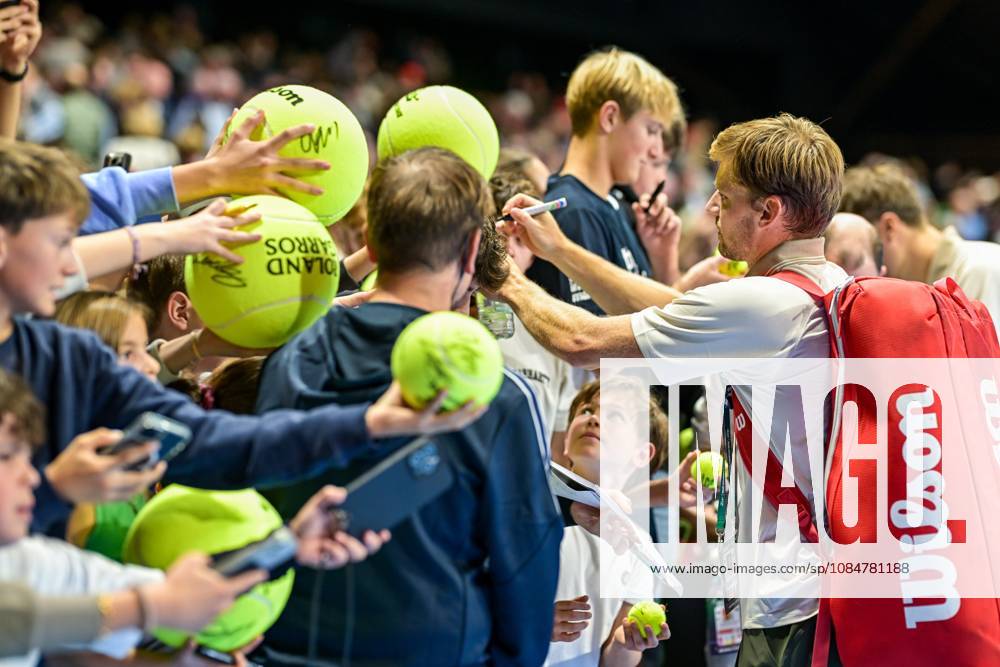 David Goffin of Belgium pictured with supporters after winner the European Open ATP, Tennis Herren tennis tournament in Brussels, on 19 October. This year s edition of the tournament is taking place from 17 to 25 October DAVID PINTEN DAVIDxPINTENS x190316819x