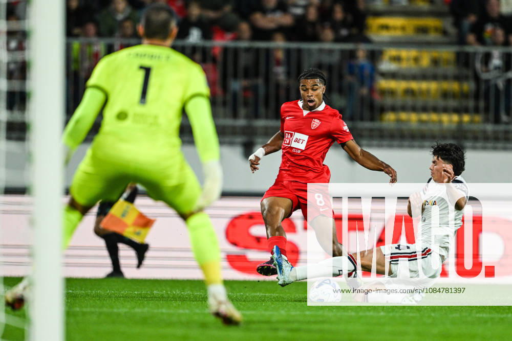Manga Foe Ondoa of AC Monza fights for the ball with Alessandro Romano of Cagliari Calcio during the Serie A soccer match between AC Monza and Cagliari Calcio the Brianteo Stadium in Monza, north Italy - October 19, 2026. - Soccer.