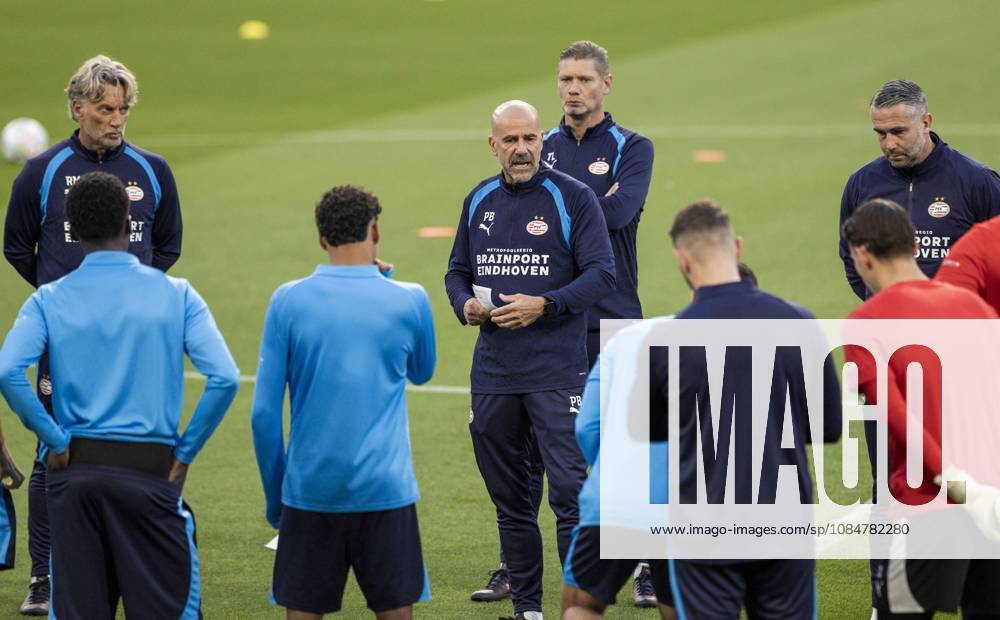 PORTO - PSV Eindhoven coach Peter Bosz (M) of PSV Eindhoven during a training session the day before the Champions League match between Porto and PSV Eindhoven at the Estadio Do Dragao, on 19 October 2026 in Porto, Portugal. MORITZ MUELLER ANP ANPxSportx IVx 572987777 originalFilename: 572987777