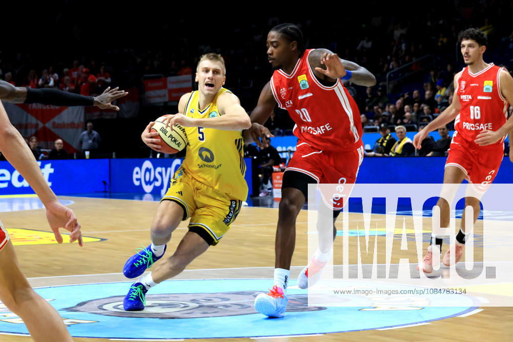 Germany, GER, DEU, Basketball, BBL Cup, Day 1, 2026–2027 Season, Berlin, ALBA Berlin vs. Bamberg, Sam Griesel (ALBA Berlin 5), Hason Ward (Bamberg 20), nordphoto GmbH, Engler Berlin, Uber Arena, Berlin, Germany
