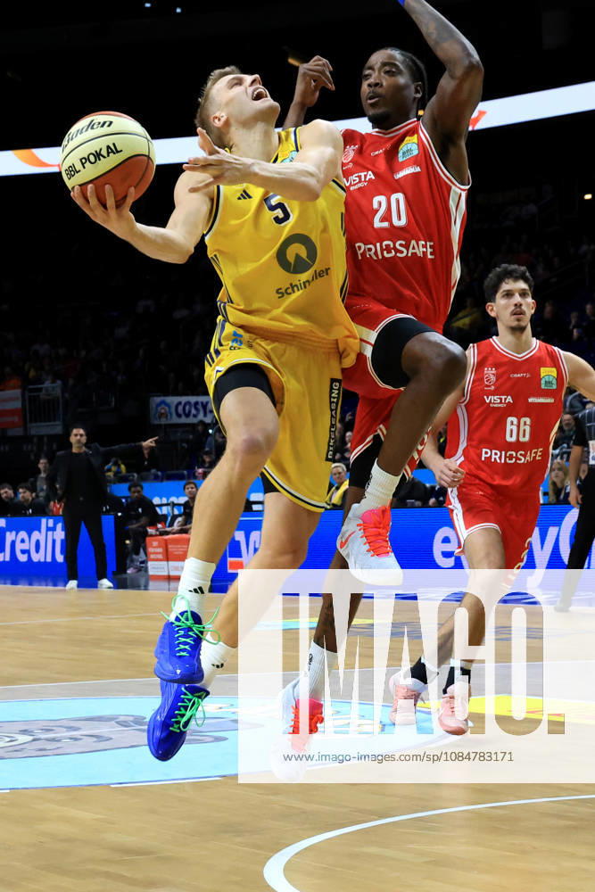 Germany, GER, DEU, Basketball, BBL Cup, Day 1, 2026–2027 Season, Berlin, ALBA Berlin vs. Bamberg, Sam Griesel (ALBA Berlin 5), Hason Ward (Bamberg 20), nordphoto GmbH, Engler Berlin, Uber Arena, Berlin, Germany