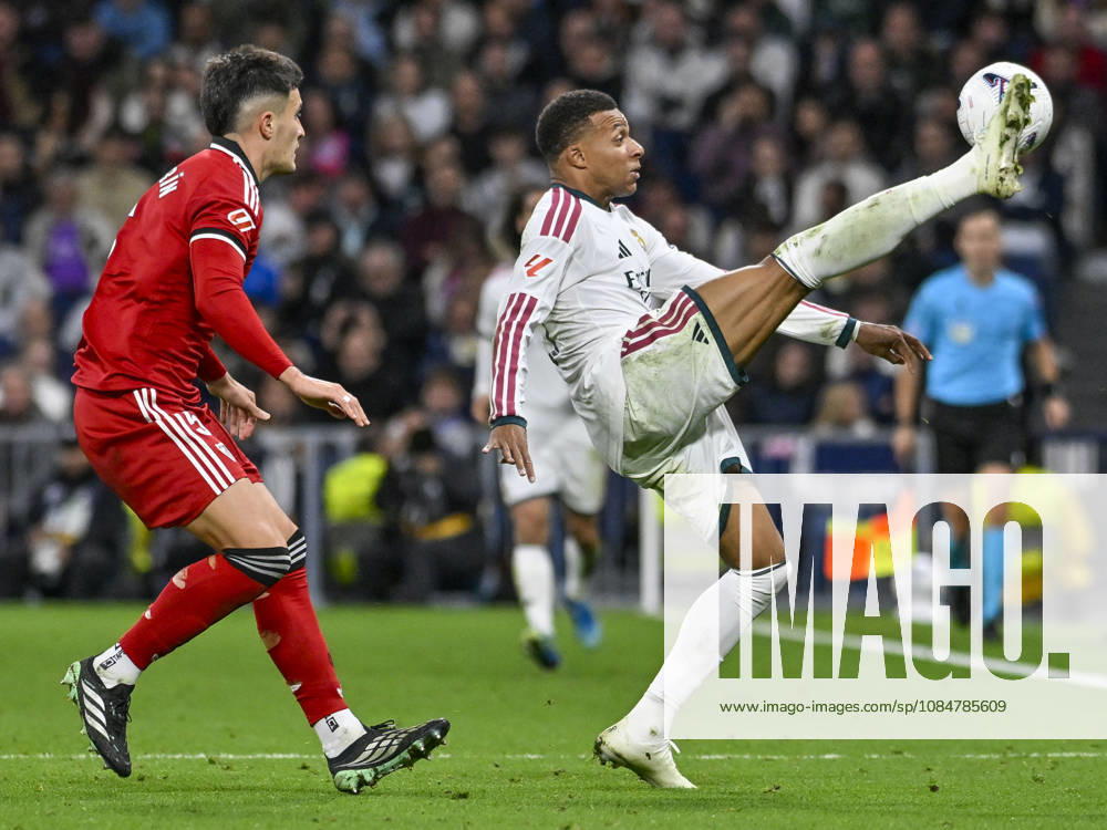 10 KYLIAN MBAPPE of Real Madrid CF controls the ball during the match on Matchday 9 of the 2026-27 National League First Division Championship between REAL MADRID C.F. and SEVILLA FC, played at the Bernabeu Stadium on October 17, 2026, in Madrid, Spain. REAL MADRID C.F. Vs. SEVILLA FC - 2026 27 National League First Division Championship 10.18.26 - ZUMAc312 20261018_zsp_c312_521