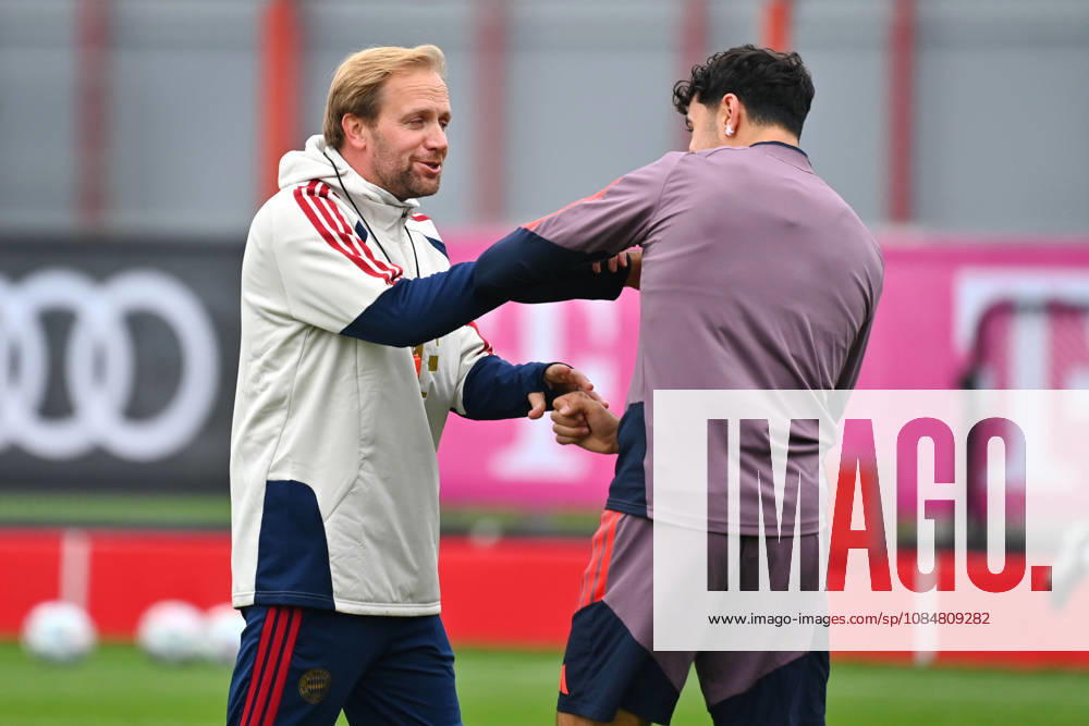 Aaron DANKS, FCB assistant coach, jokes with Aleksandar PAVLOVIC. Bayern Munich Soccer Champions League, 2026–27 season, league phase. FINAL TRAINING SESSION on October 20, 2026. FC Bayern Munich vs. FC Arsenal