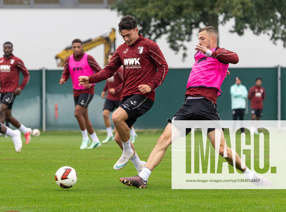 Jeffrey Gouweleeuw (FC Augsburg 6) clears the ball with the tip of his foot in front of Fabian Rieder (FC Augsburg 32). FC Augsburg, Training,