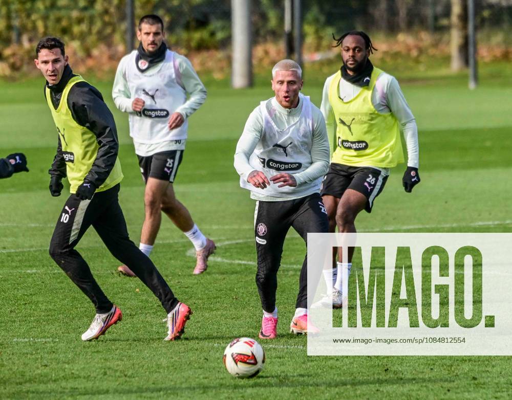 Branimir Hrgota, Louis Oppie, Pauli with the ball; Germany, Hamburg, training facility on Kollaustrasse, soccer, 2. Bundesliga, FC St. Pauli