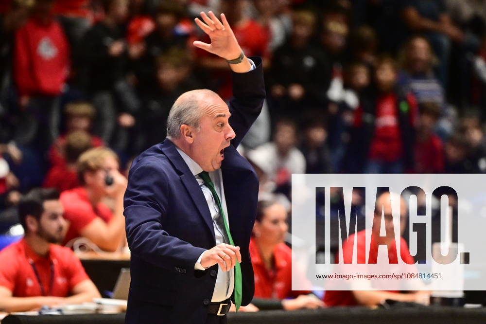 Coach Txus Vidorreta (Malaga) gestures during men s Basketball Champions League, group E, 2nd round, BK KVIS Pardubice vs Unicaja Malaga, in Pardubice, Czech Republic, October 20, 2026. (CTKxPhoto JosefxVostarek) CTKPhotoP2026102006744 CTKPhotoP2026102006744