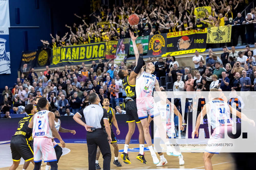 Philipp Hartwich, ROSTOCK SEAWOLVES, 07 vs. Khem Birch, Aris Thessaloniki, 92 at tip-off GER, Rostock Seawolves vs. Aris Thessaloniki, Basketball, BKT EuroCup, 2026–2027 season, October 20, 2026, GER, Rostock Seawolves vs. Aris Thessaloniki, Basketball, BKT EuroCup, 2026–2027 season, October 20, 2026, Germany