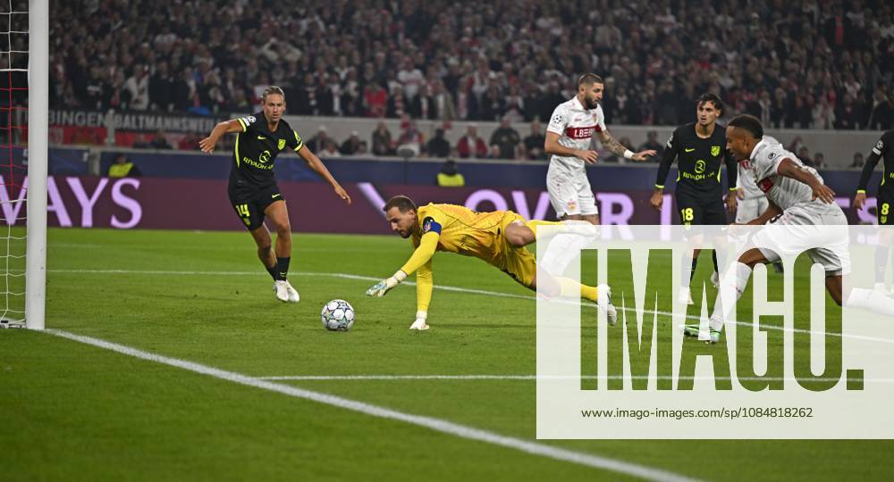 2026–2027 UEFA Champions League, Matchday 3, VfB Stuttgart vs. Atlético Madrid, at the MHP Arena in Stuttgart, Jamie Leweling (Stuttgart) vs. goalkeeper Jan Oblak (Atlético Madrid)