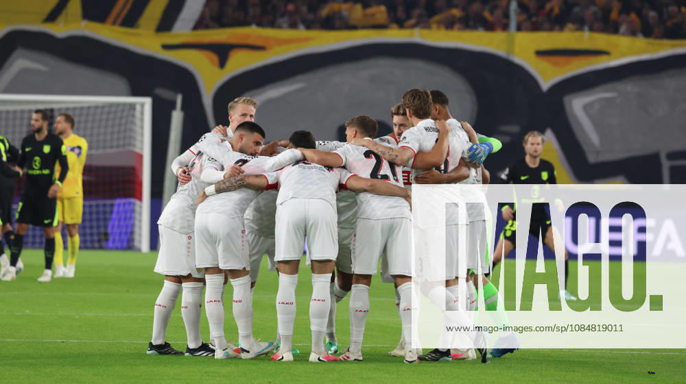 Soccer, UEFA Champions League, VfB Stuttgart vs. Atlético Madrid, VfB Stuttgart players circle, team circle, squad circle, pre-game pep talk, Stuttgart