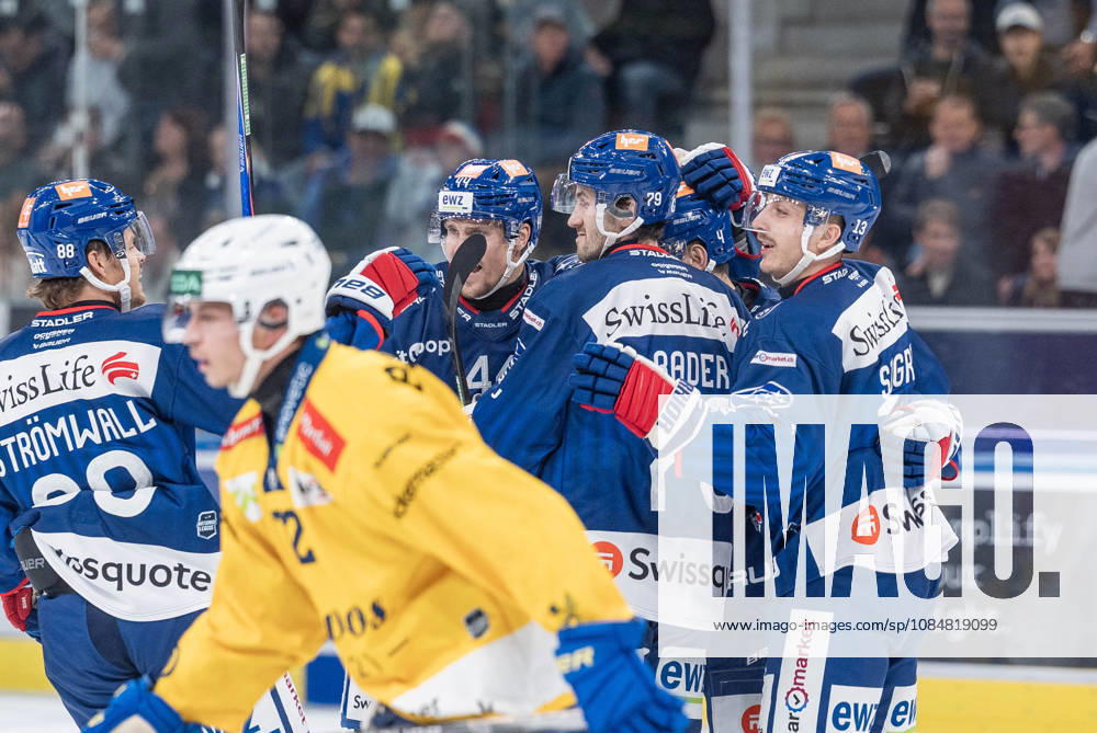 Zurich, Swiss Life Arena, National League: ZSC Lions vs. HC Davos, celebration of the ZSC Lions 1-2 goal by No. 88 Malte Strömwall (ZSC), 79 Thierry Bader (ZSC), 13 Justin Sigrist (ZSC), 44 Mikko Lehtonen (ZSC), 4 Patrick Geering (ZSC), Zurich, Swiss Life Arena, Zurich, Switzerland