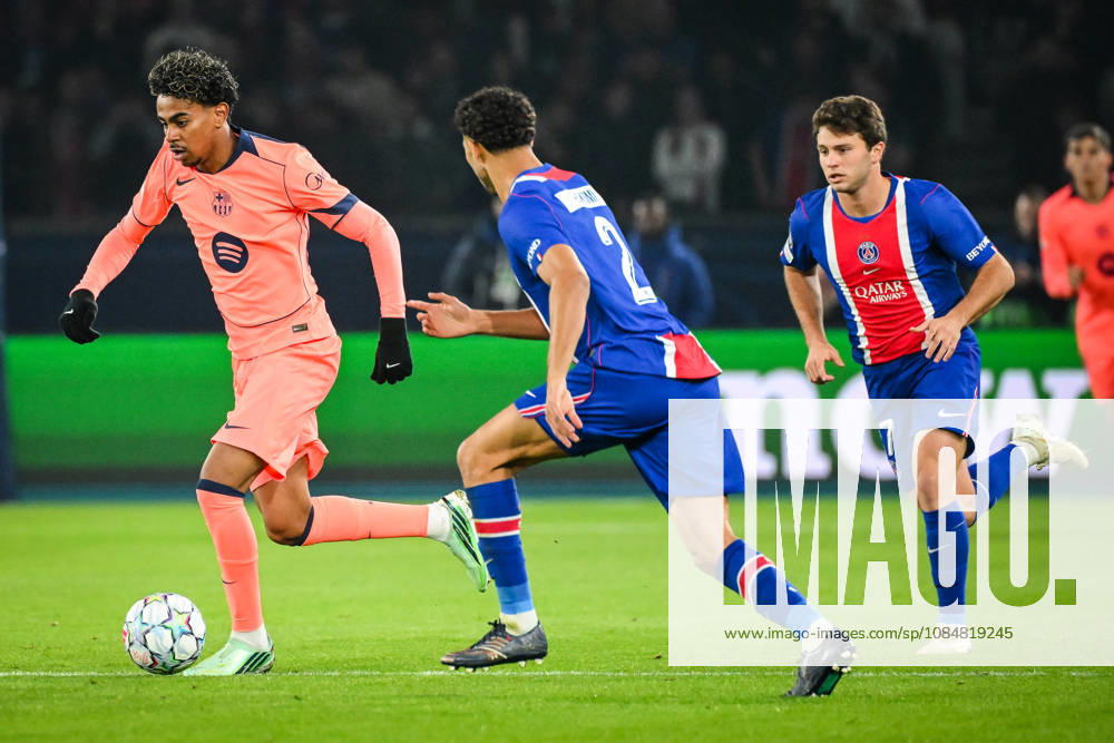 Lamine YAMAL of Barcelona and Joao NEVES of PSG during the UEFA Champions League, League Phase MD3 match between Paris Saint-Germain and FC Barcelona, Barca at Parc des Princes Stadium on October 20, 2026 in Paris, France. Paris France - ZUMAm308 20261020_zsp_m308_001