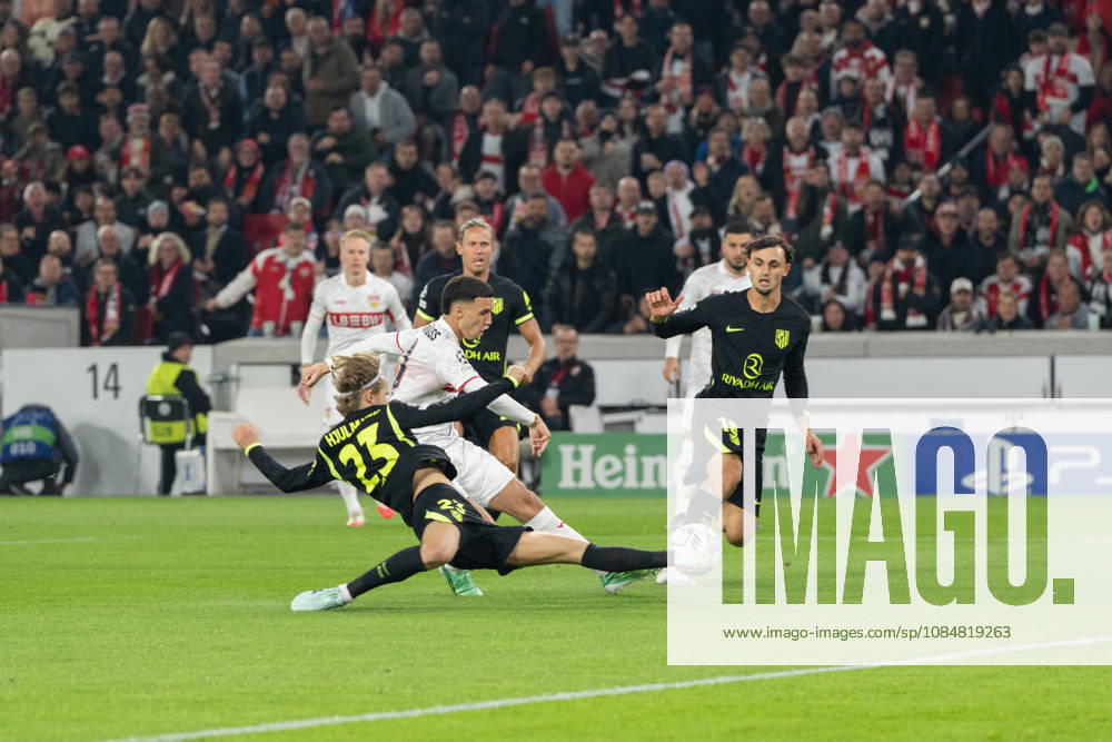 Soccer, UEFA Champions League, VfB Stuttgart vs. Atlético Madrid, v l: Scoring chance by Bilal El Khannouss after one minute, 11, VfB Stuttgart s Morten Hjulmand, 23, Atlético Madrid tries to block Stuttgart