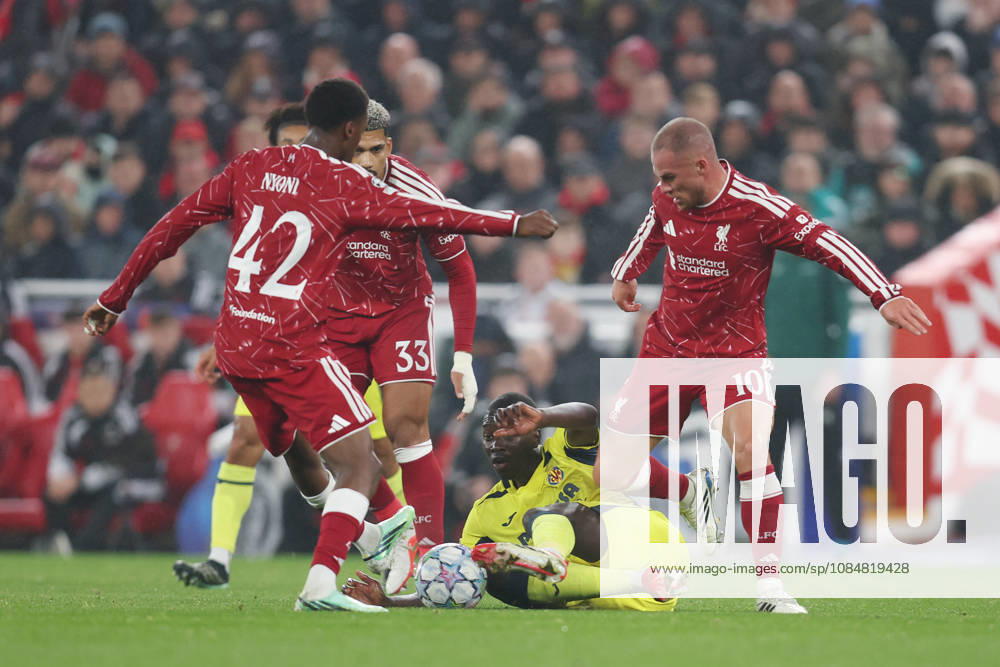 Liverpool gegen Villarreal, 20. Oktober 2026, Liverpool, UEFA Champions League, Fußball, Gruppenphase: Liverpool gegen Villarreal – Pape Gueye von Villarreal im Zweikampf mit Alexis Mac Allister von Liverpool. Foto: Charlotte Wilson, Offside, Liverpool, Großbritannien