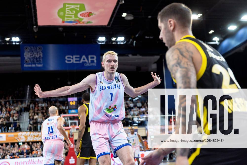 Philipp Hartwich, ROSTOCK SEAWOLVES, 07; Stefan Jovic, Aris Thessaloniki, 24; GER, Rostock Seawolves vs. Aris Thessaloniki, Basketball, BKT EuroCup, 2026–2027 season, October 20, 2026 GER, Rostock Seawolves vs. Aris Thessaloniki, Basketball, BKT EuroCup, 2026–2027 season, October 20, 2026 Germany